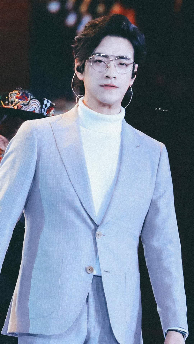 组图:2020跨年名场面!TF合体王一博水中唱跳肖战张艺兴合唱