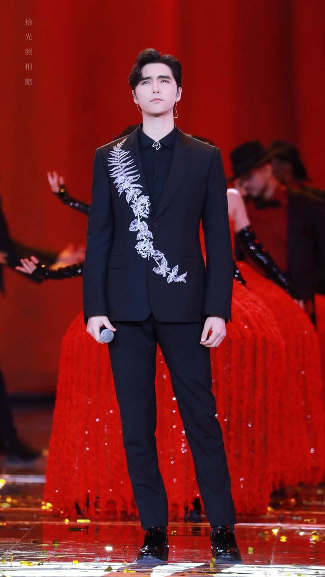 组图:2020跨年名场面!TF合体王一博水中唱跳肖战张艺兴合唱