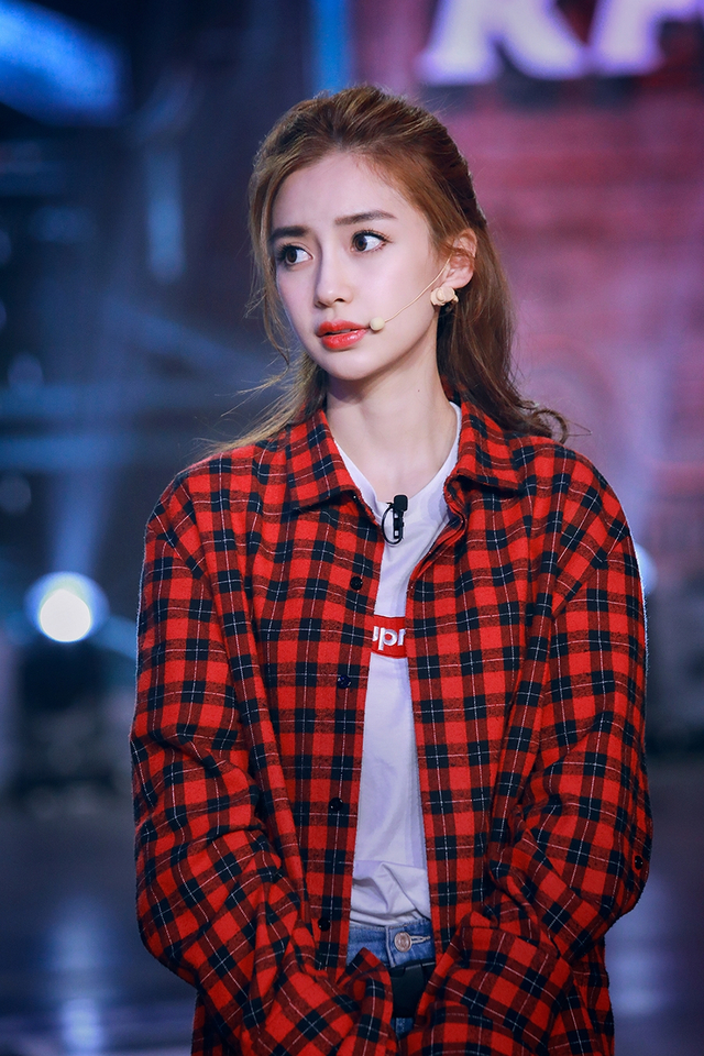 angelababy卫衣牛仔裤清新可爱 半丸子头妆容精致笑容甜美_新浪图片
