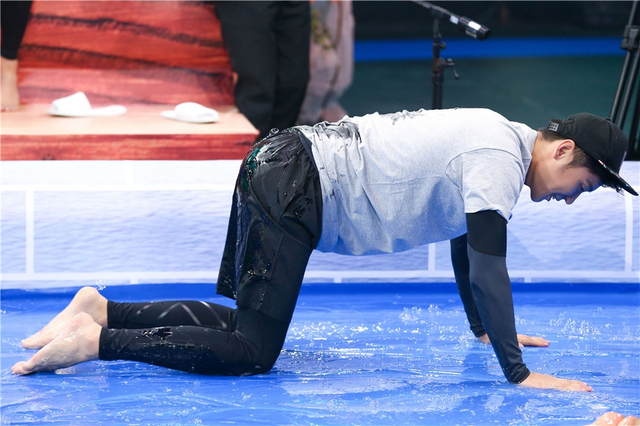 《王牌》王源"劈叉"秒答引惊呼 跑男家族遭刁难