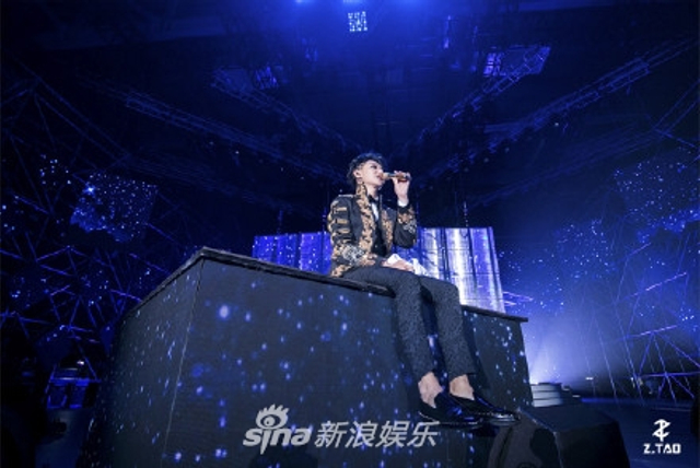 组图：黄子韬演唱会画超浓眼线大秀街舞燃爆 戚薇夫妇现身助阵