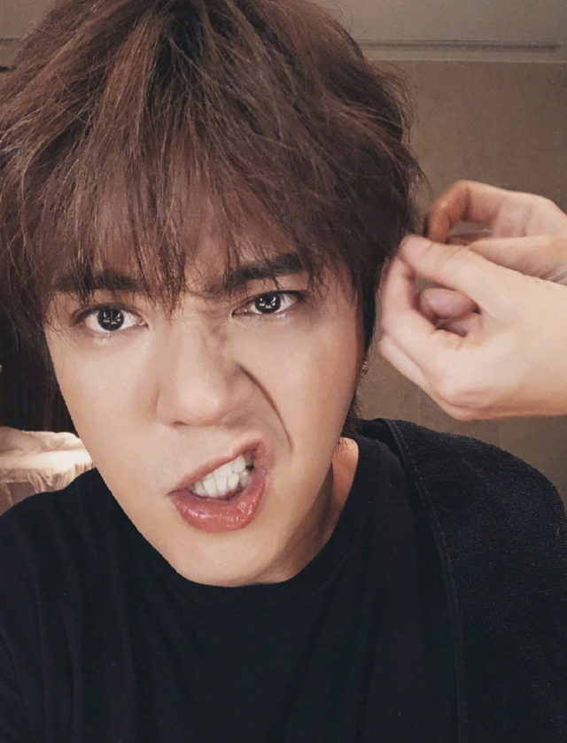 罗志祥对镜自拍帅气依旧超冻龄 比耶呲牙搞怪逗趣