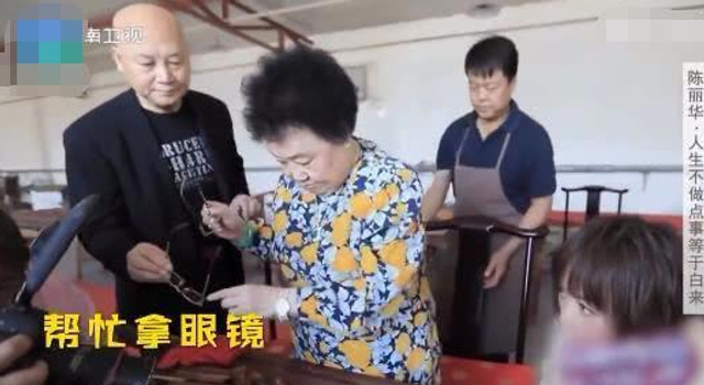 组图:“唐僧”与陈丽华结婚28年恩爱如初 搂腰搀扶擦汗超贴心