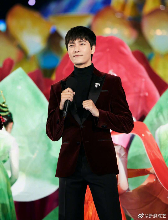 陈坤酒红色西装献唱《共同家园》 短发造型利落清爽超减龄