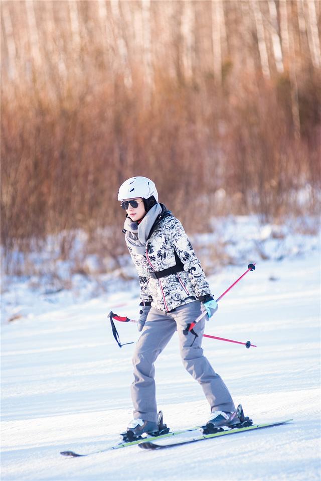 滑雪服的内搭怎么穿_穿滑雪服的男孩怎么画