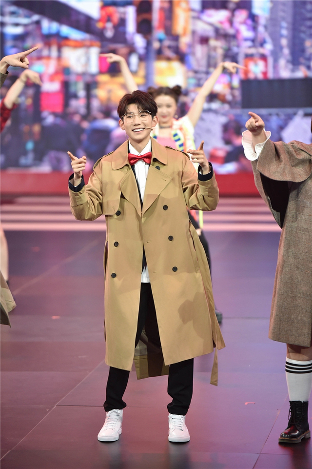 《王牌》王源花式下蛋笑翻全场 刘昊然遇另类绑架