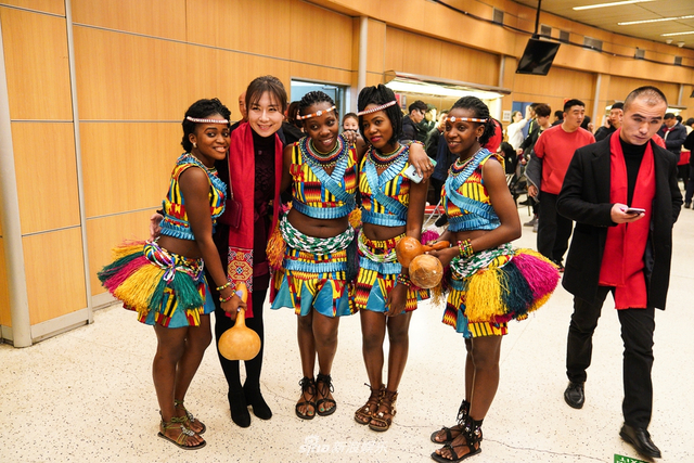 25           非洲女孩们合影,满脸笑容.