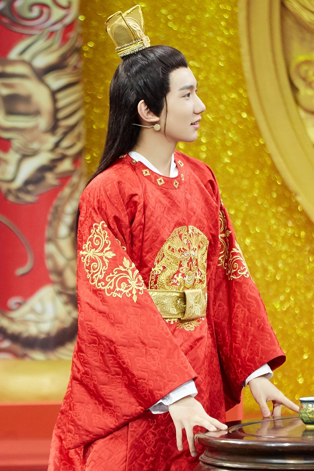 王源朱袍在身英俊潇洒