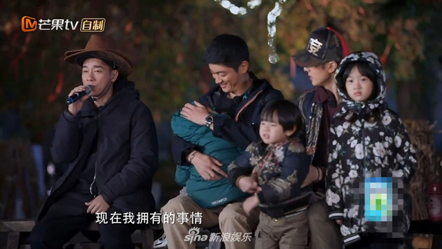 组图：陈小春与Jasper开演唱会 深情合唱《独家记忆》