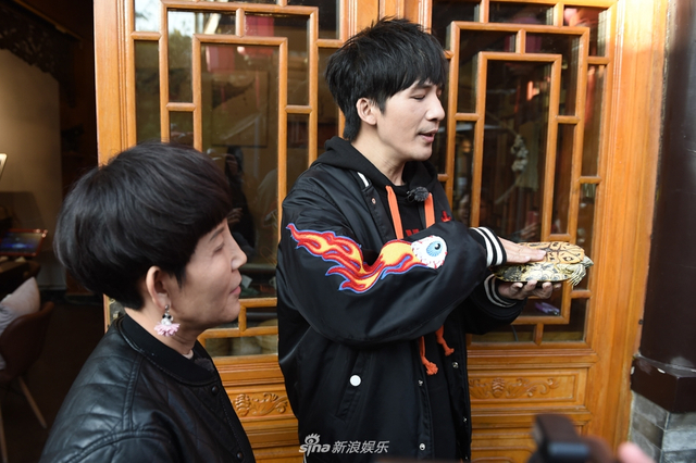 组图：《三个院子》探班 大张伟和妈妈温馨互动超有爱