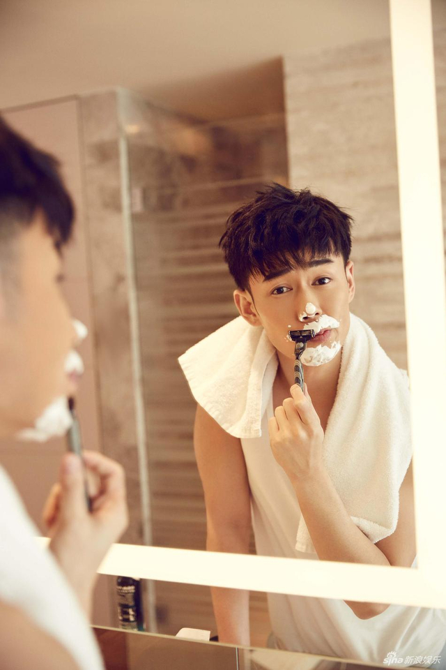 穿衣显瘦,脱了有肉的宣言居家造型清新阳光,露出有肌肉线条的手臂和