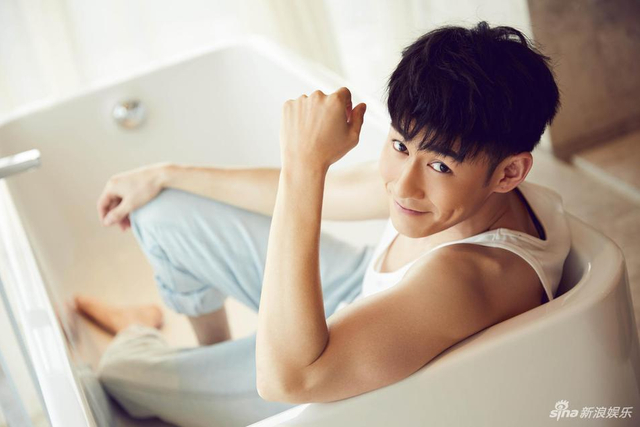 穿衣显瘦,脱了有肉的宣言居家造型清新阳光,露出有肌肉线条的手臂和