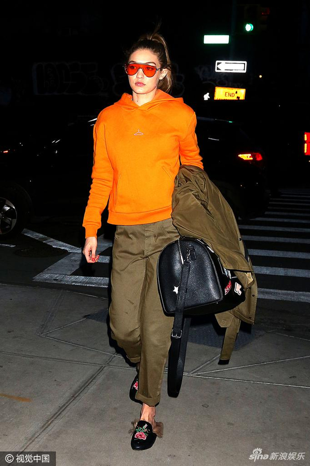 嫩模吉吉穿橙色卫酷炫吸睛 冷酷脸玩街拍秀长腿_新浪图片