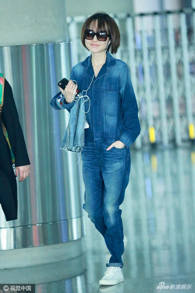 鲁豫穿连体牛仔裤显娇小 清纯蘑菇头似学生妹_新浪图片