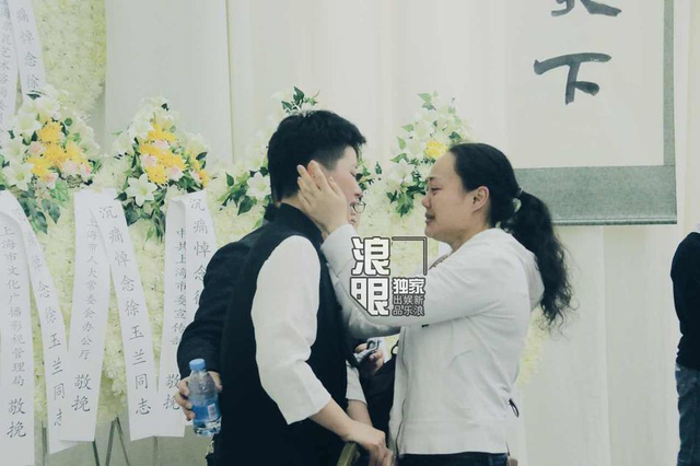 组图:徐玉兰追思会众人默哀 上海越剧团领导致悼词