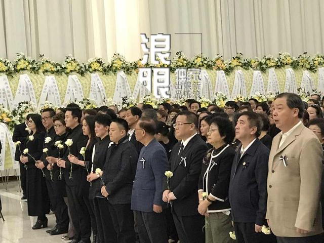 组图:徐玉兰追思会众人默哀 上海越剧团领导致悼词