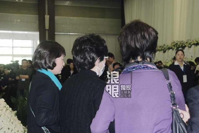 组图:徐玉兰追思会众人默哀 上海越剧团领导致悼词