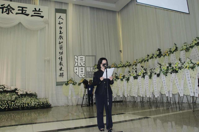 组图:徐玉兰追思会众人默哀 上海越剧团领导致悼词