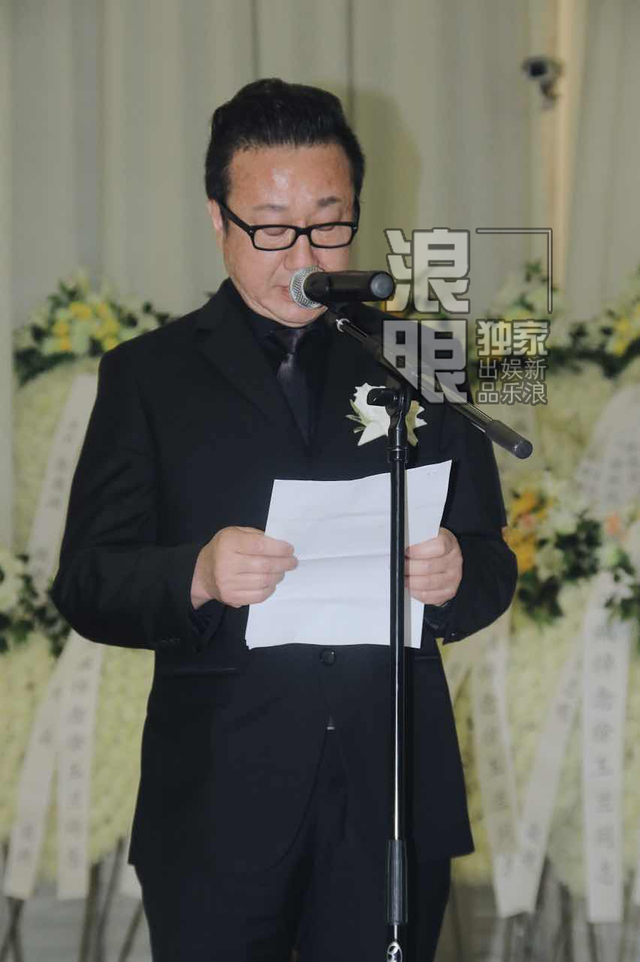 组图:徐玉兰追思会众人默哀 上海越剧团领导致悼词