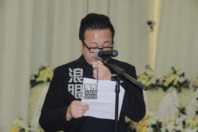 组图:徐玉兰追思会众人默哀 上海越剧团领导致悼词