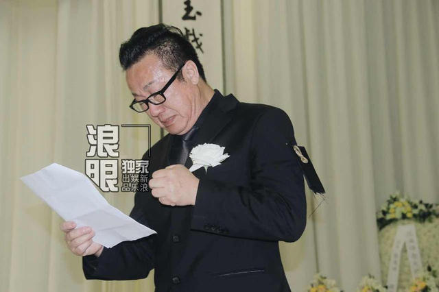 组图:徐玉兰追思会众人默哀 上海越剧团领导致悼词