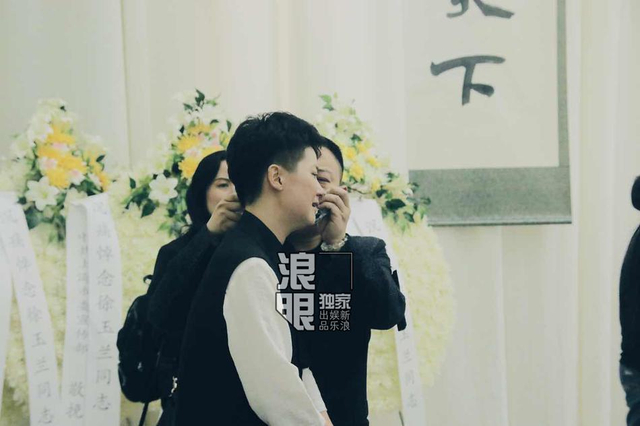 组图:徐玉兰追思会众人默哀 上海越剧团领导致悼词