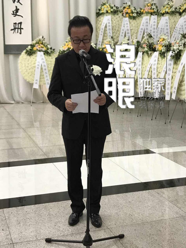 组图:徐玉兰追思会众人默哀 上海越剧团领导致悼词
