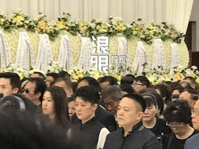 组图:徐玉兰追思会众人默哀 上海越剧团领导致悼词