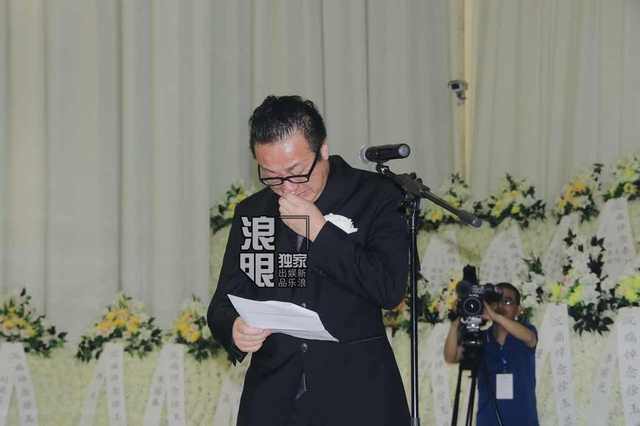 组图:徐玉兰追思会众人默哀 上海越剧团领导致悼词