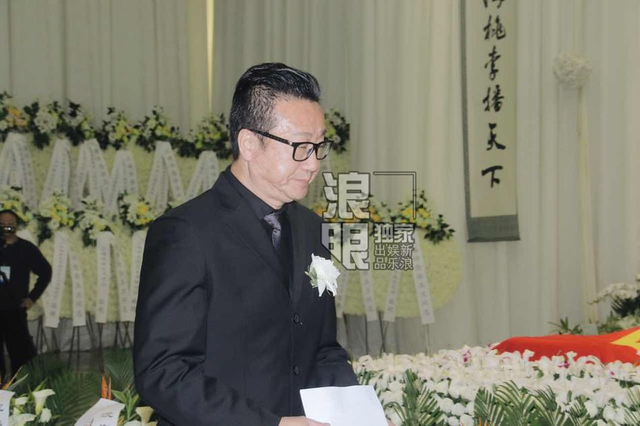 组图:徐玉兰追思会众人默哀 上海越剧团领导致悼词