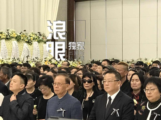 组图:徐玉兰追思会众人默哀 上海越剧团领导致悼词