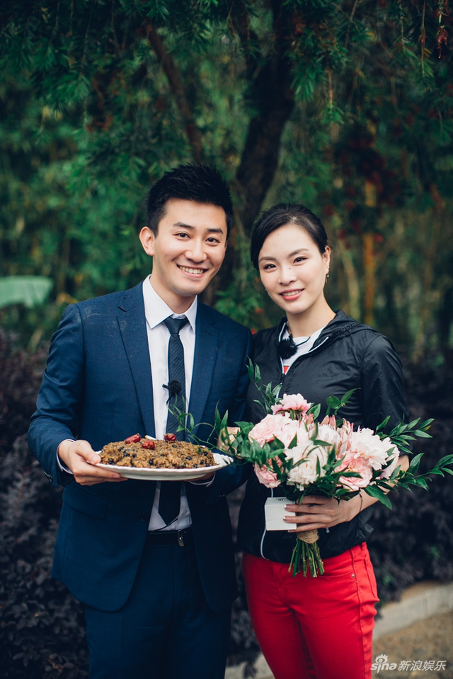 组图:吴敏霞张效诚领证结婚!亲吻额头甜蜜十足