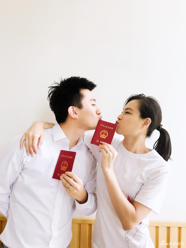 组图:吴敏霞张效诚领证结婚!亲吻额头甜蜜十足