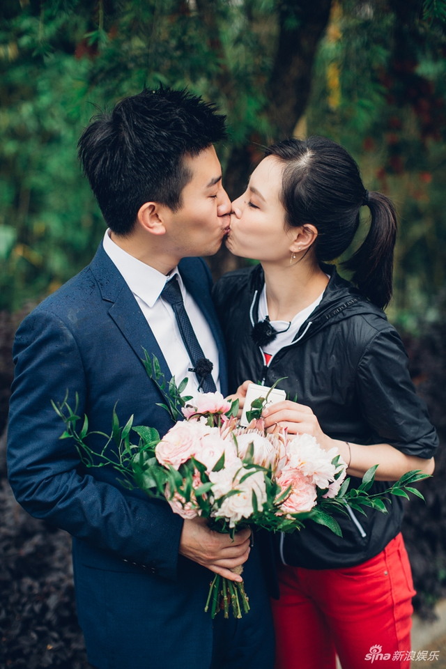 组图:吴敏霞张效诚领证结婚!亲吻额头甜蜜十足
