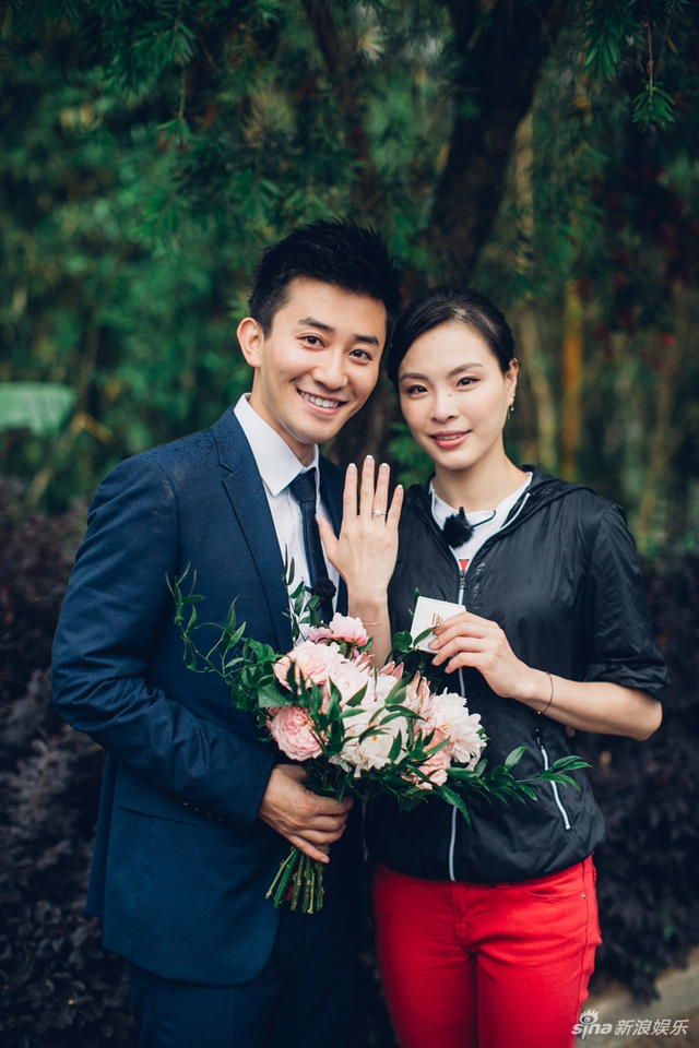 组图:吴敏霞张效诚领证结婚!亲吻额头甜蜜十足