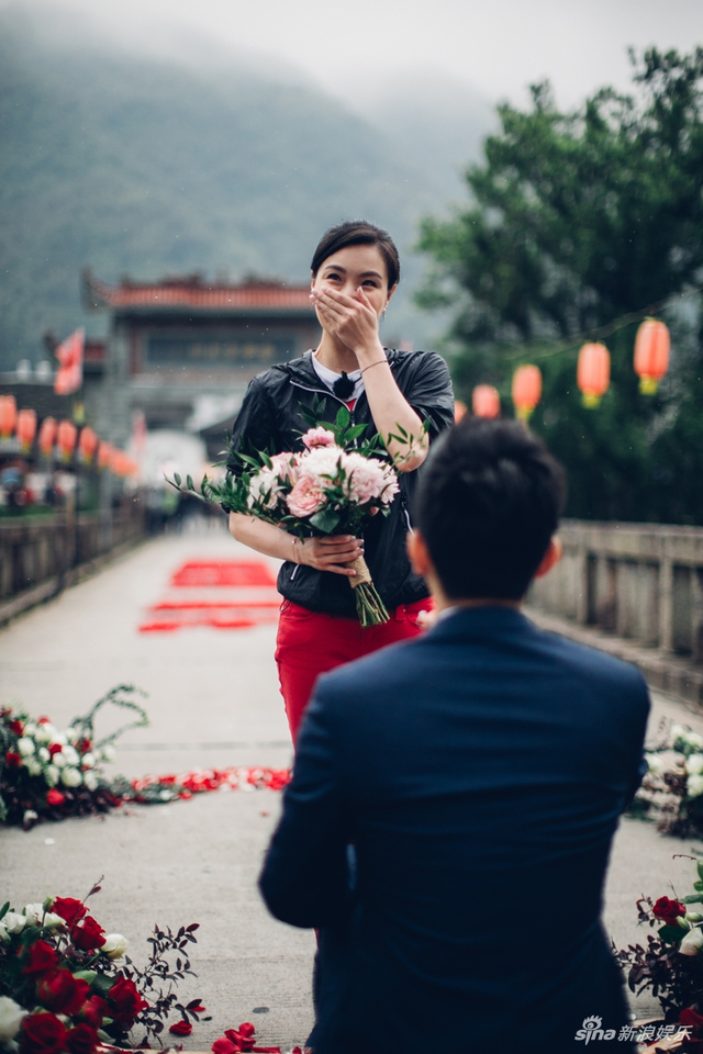 组图:吴敏霞张效诚领证结婚!亲吻额头甜蜜十足