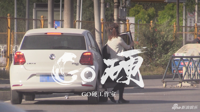 组图：满面春风！马蓉现身办理离婚财产分割手续