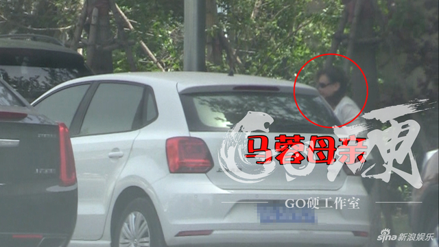 组图：满面春风！马蓉现身办理离婚财产分割手续