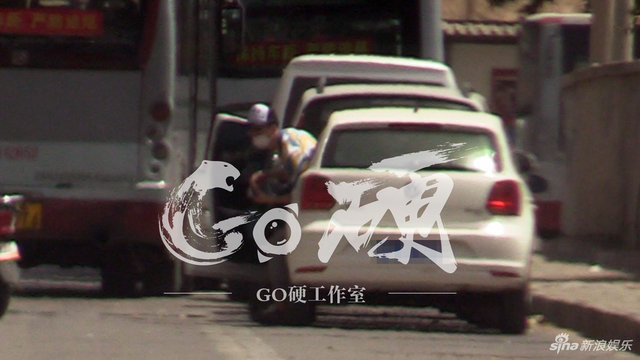 组图：满面春风！马蓉现身办理离婚财产分割手续