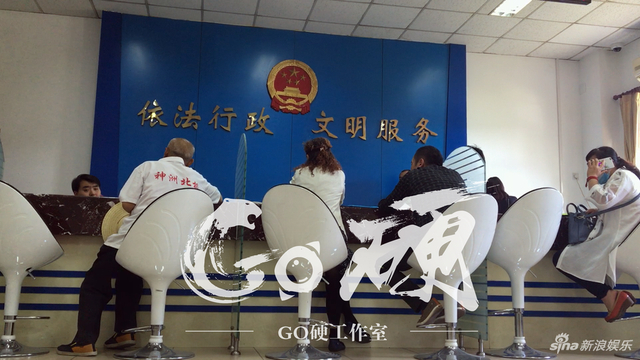 组图：满面春风！马蓉现身办理离婚财产分割手续