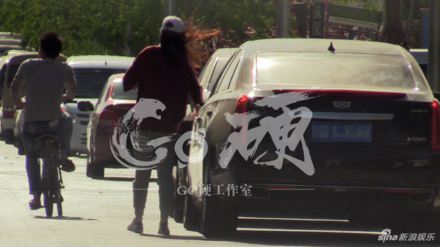 组图：满面春风！马蓉现身办理离婚财产分割手续