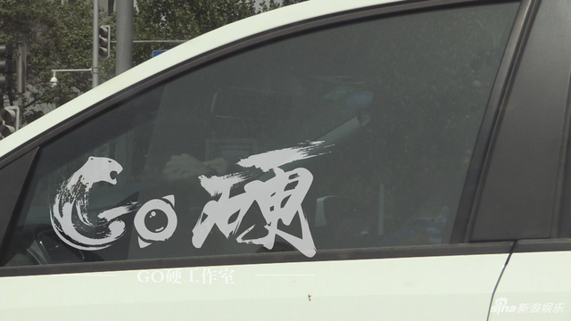 组图：满面春风！马蓉现身办理离婚财产分割手续