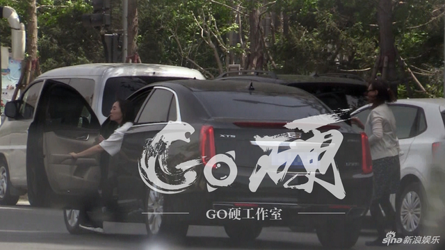 组图：满面春风！马蓉现身办理离婚财产分割手续