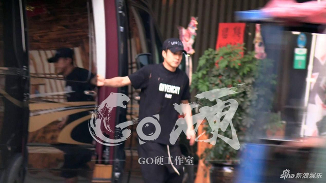 组图：韩东君约会外籍美女疑曝恋情 看电影甜蜜靠肩