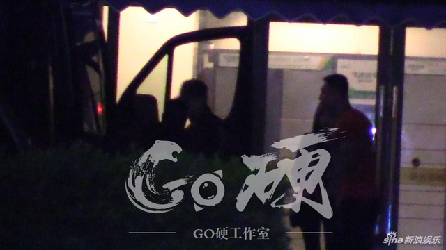 组图：韩东君约会外籍美女疑曝恋情 看电影甜蜜靠肩