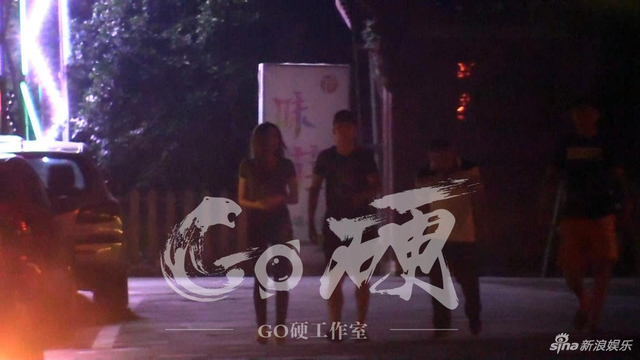 组图：韩东君约会外籍美女疑曝恋情 看电影甜蜜靠肩