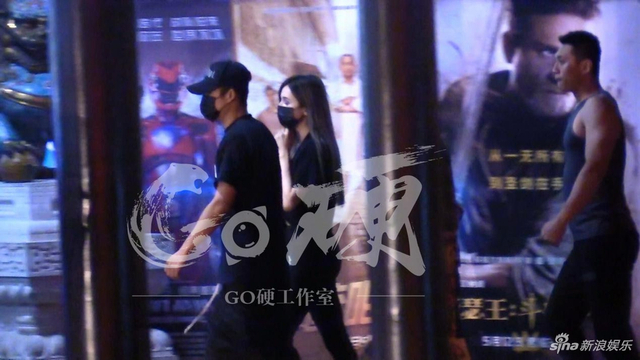 组图：韩东君约会外籍美女疑曝恋情 看电影甜蜜靠肩
