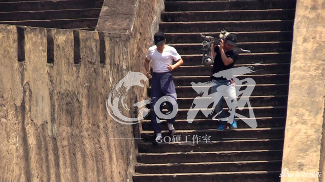 组图：韩东君约会外籍美女疑曝恋情 看电影甜蜜靠肩