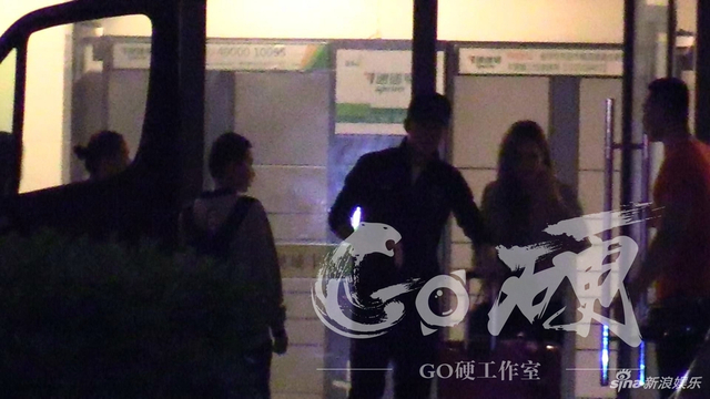 组图：韩东君约会外籍美女疑曝恋情 看电影甜蜜靠肩