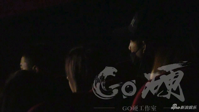 组图：韩东君约会外籍美女疑曝恋情 看电影甜蜜靠肩